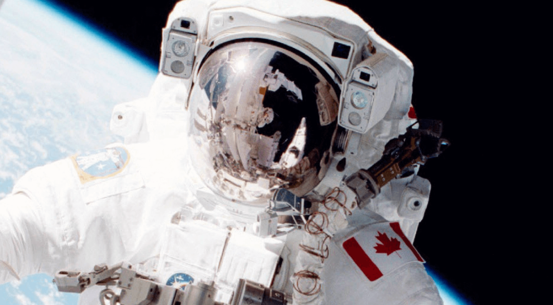 Первый астронавт в открытом космосе. Космонавт в открытом космосе фото. МКС выход в открытый космос. Вода в открытом космосе фото. Выход в открытый космос фото.