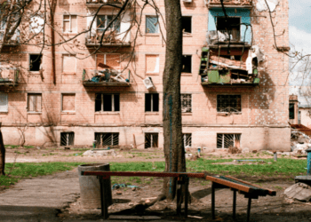 Ukraine perseveres as Russia bombs civilian targets: Richard Shimooka in the Hub