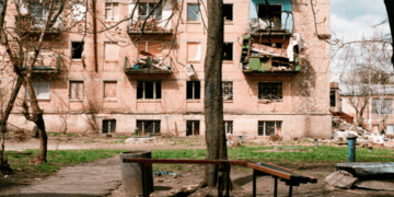 Ukraine perseveres as Russia bombs civilian targets: Richard Shimooka in the Hub